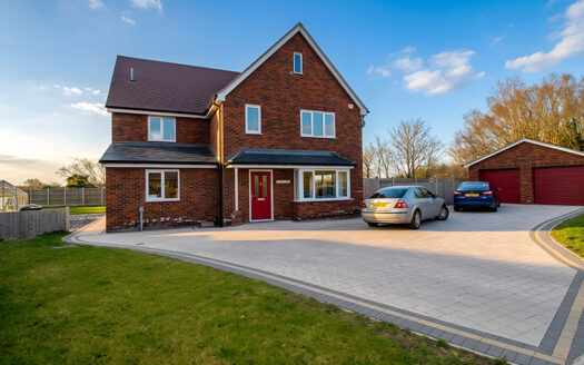 “LONGVIEW” ROBINSON ROAD, BRIGHTLINGSEA, ESSEX: 4 BEDROOM DETACHED HOUSE