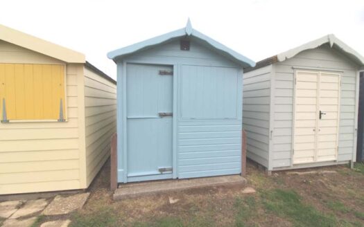 BEACH HUT 300: LAKESIDE, BRIGHTLINGSEA, ESSEX